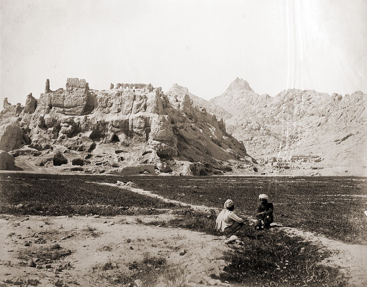 A photograph of the ruined walls of the old citadel of Kandahar.