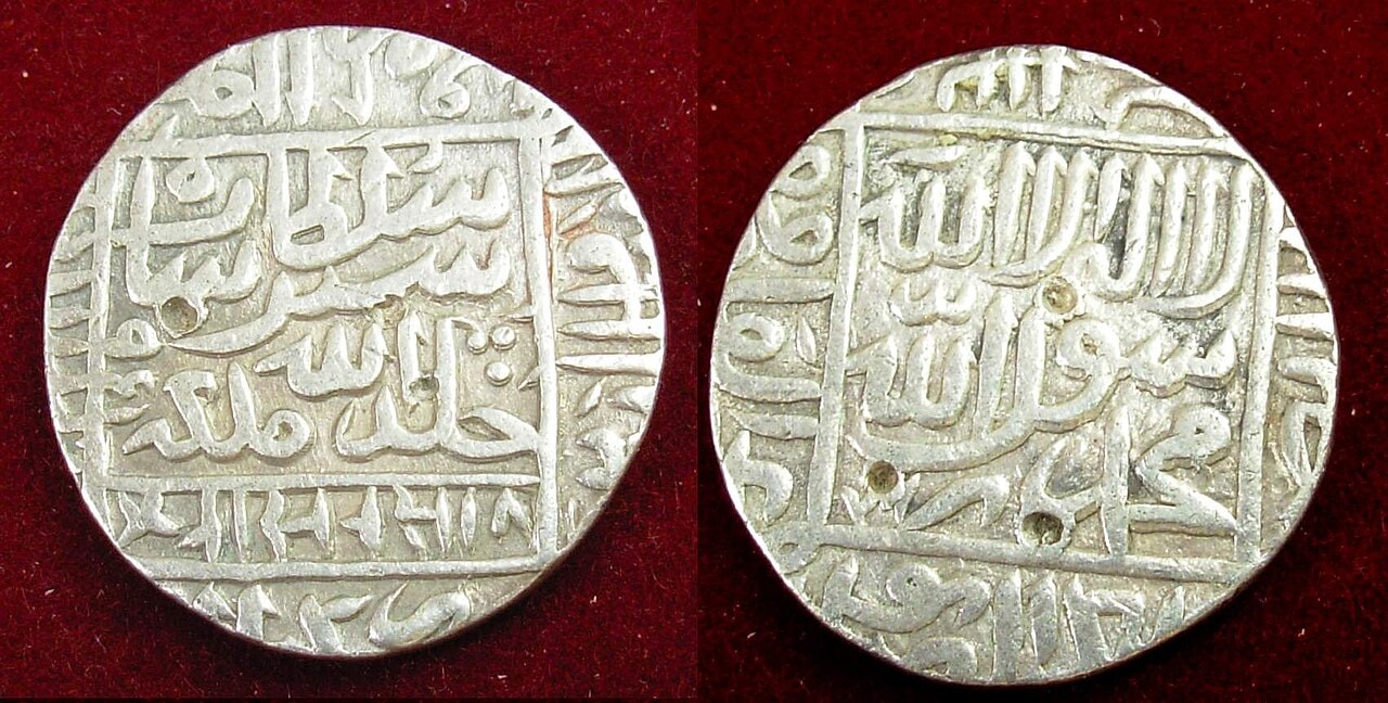 Both sides of a silver rupiya coin issued by Sher Shah Suri.